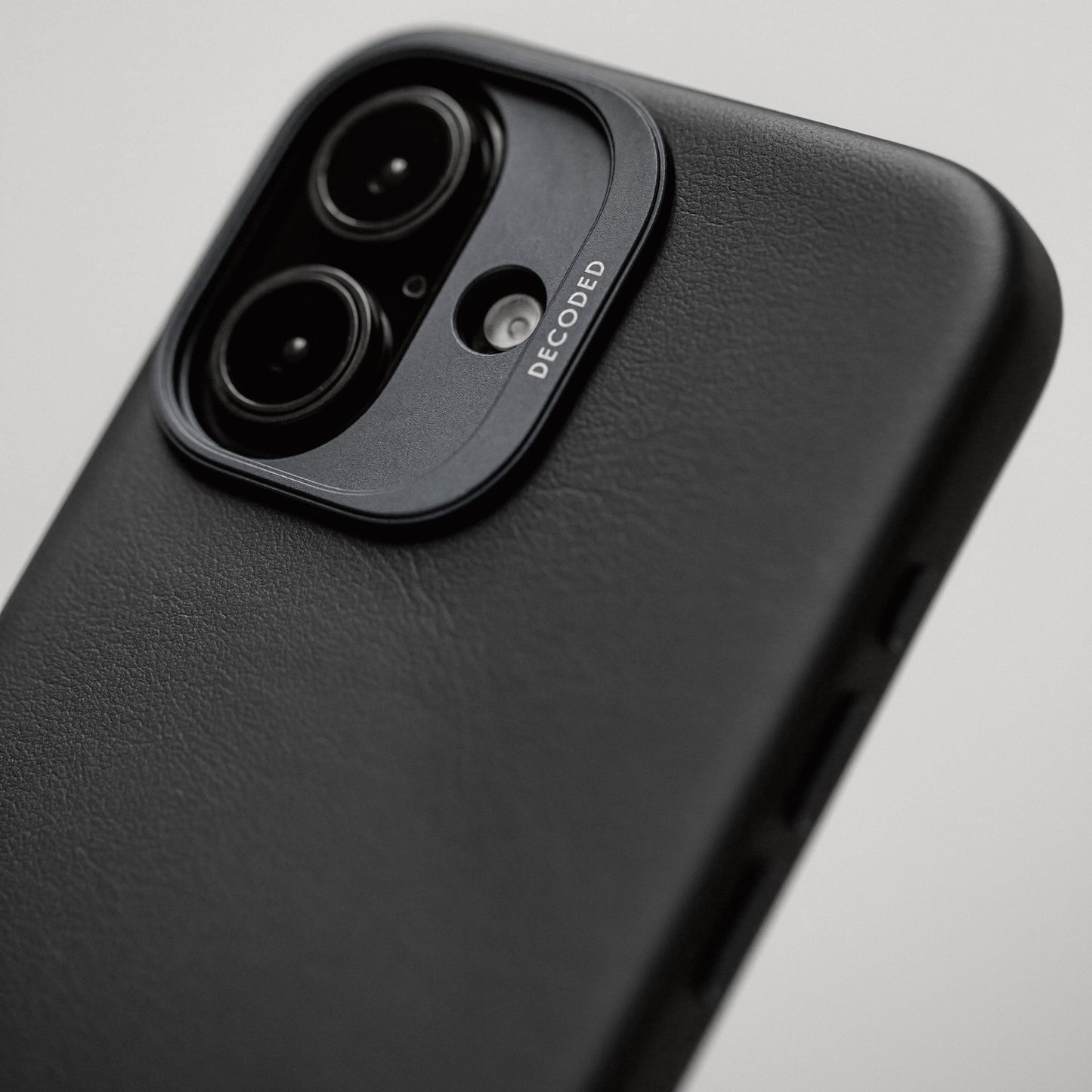 DECODED Leather Backcover for iPhone 16 - Black