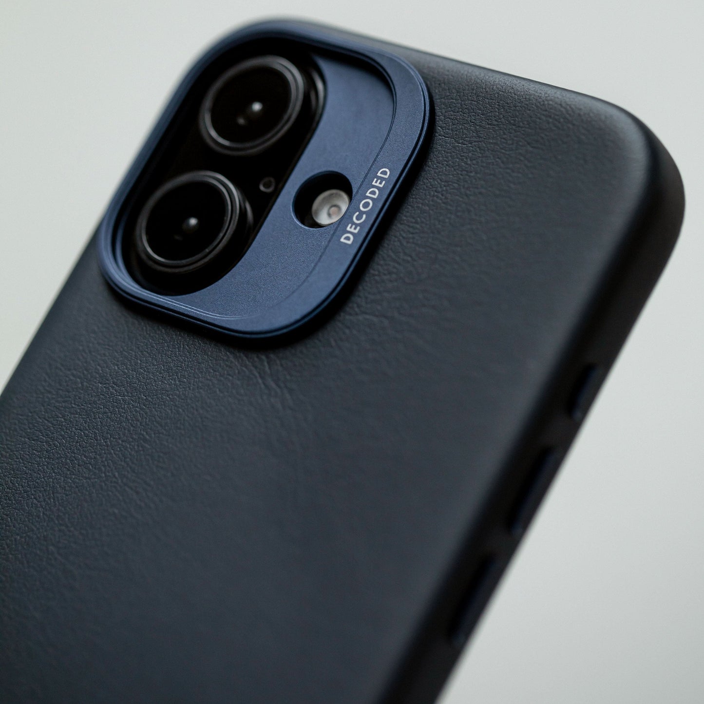 DECODED Leather Backcover for iPhone 16 - Navy Blue