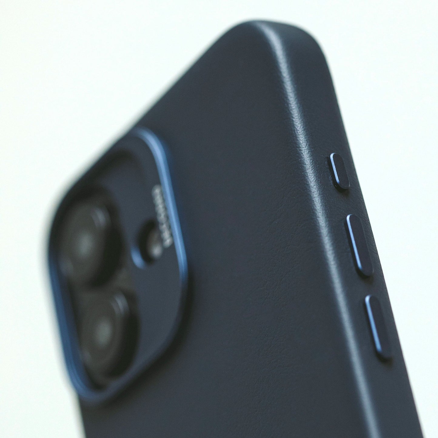 DECODED Leather Backcover for iPhone 16 - Navy Blue