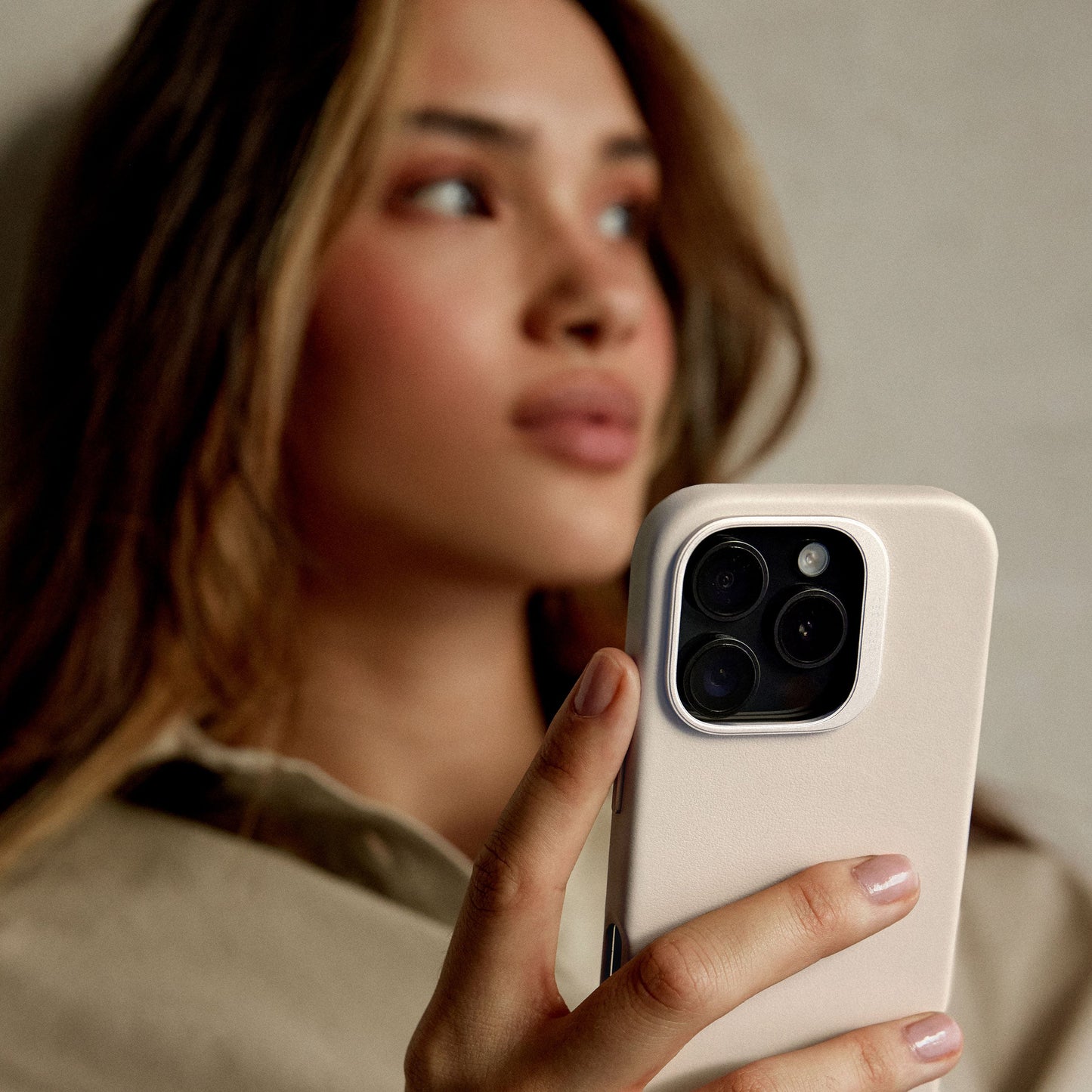 DECODED Leather Backcover for iPhone 16 Pro - Clay Beige