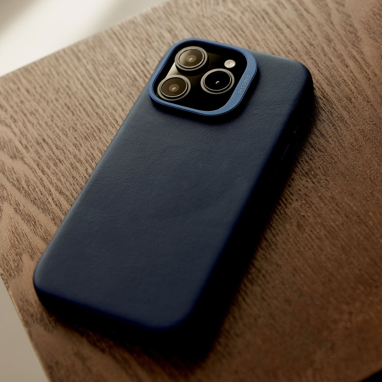 DECODED Leather Backcover for iPhone 16 Pro - Navy Blue
