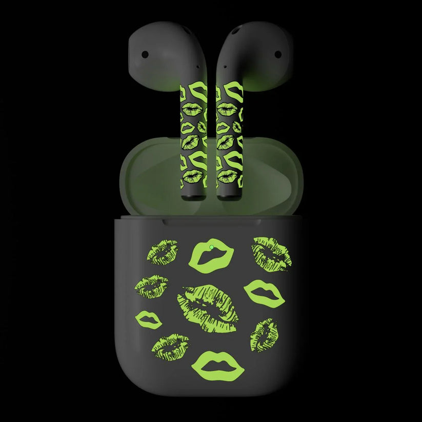 Skin NEXT ONE pentru AirPods - Buze fosforescente